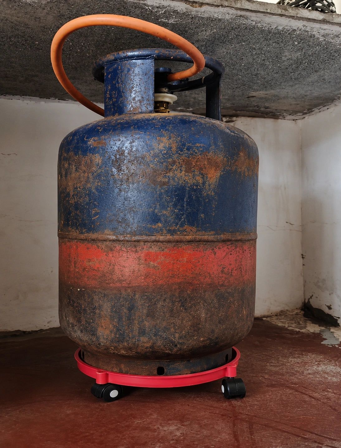 🔥 “Stop Dragging Heavy Cylinders!” – Smart Rolling LPG Gas Cylinder Stand with Wheels for Easy Kitchen Movement & Floor Protection 🚀